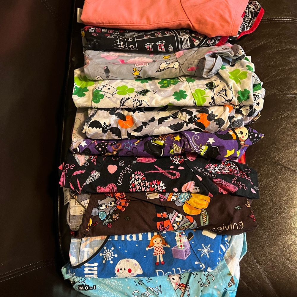 10 women’s scrub tops